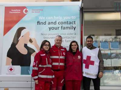 ...per incontrare i volontari della Croce Rossa appostati l� con il �tracing bus�